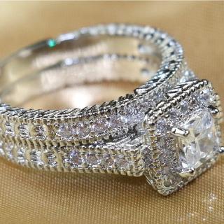 Nhẫn đính đá sang trọng cho nữ