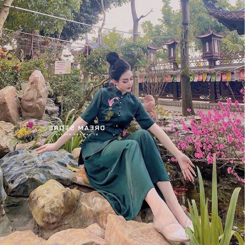 Cô đứng thêu cá chép