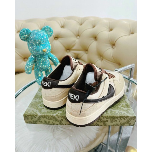 Giày thể thao nữ .