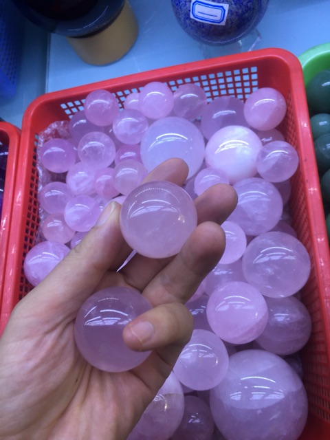 Quả cầu Đá T.A nhí 50gram tặng kèm đế gỗ nhiều màu chế tác thủ công hoàn toàn thiên nhiên