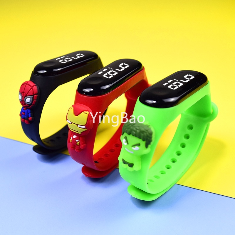 Đồng Hồ Điện Tử Màn Hình LED Hình Siêu Anh Hùng avengers Người Dơi Người Sắt Người Nhện Thời Trang Cho Trẻ Em