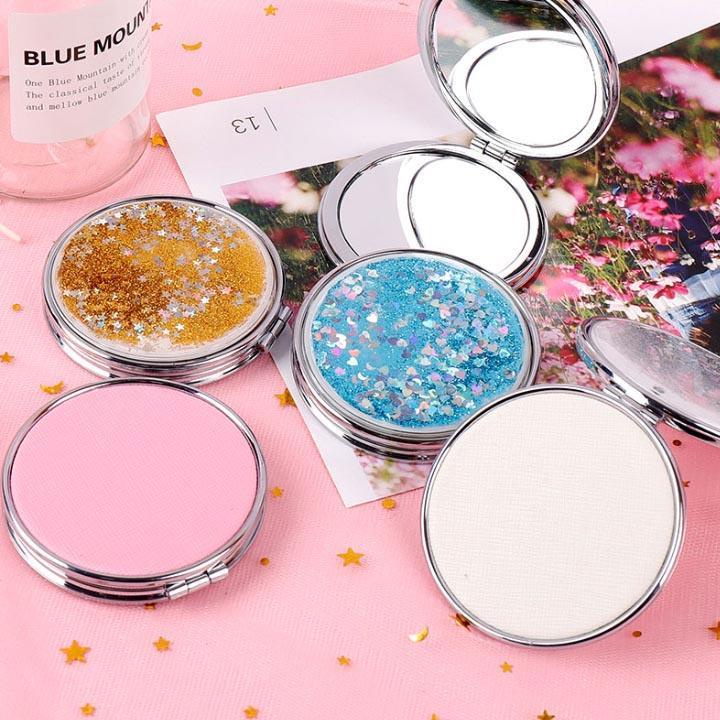 Gương Mini 2 Mặt Bỏ Túi Vỏ Ngoài Nhũ Kim Tuyến Lấp Lánh Họa Tiết Đáng Yêu VC (giao mẫu ngẫu nhiên)