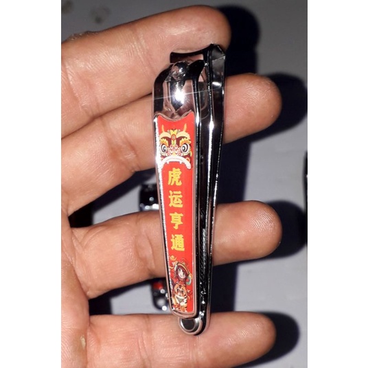 Một cái bấm cắt móng tay hoặc móng chân bằng thép không gỉ dài 8cm