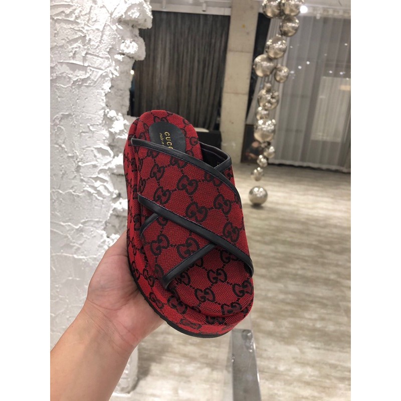 Dép da thật GUCCI GG GC độ dày đáy 5.5cm cực ấn tượng và mang phong cách cá tính riêng biệt quai chéo.