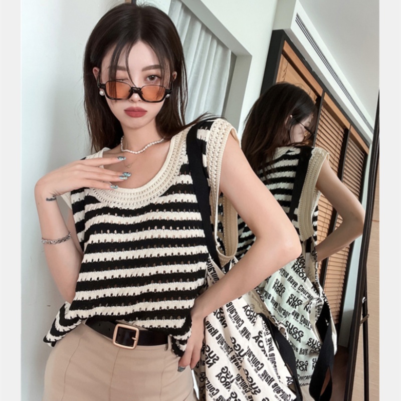 Áo Dệt Kim Sát Nách Cổ Tròn Hoạ Tiết Kẻ Sọc Thiết Kế Khoét Độc Đáo