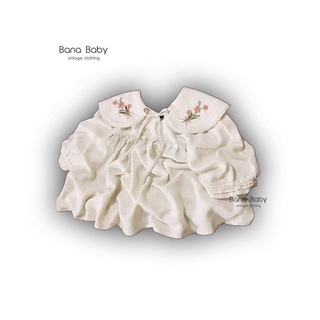 Áo linen ngà cổ sen rộng thắt dây thêu hoa cổ tay dài