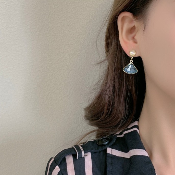 Đôi khuyên tai đính đá phong cách vintage