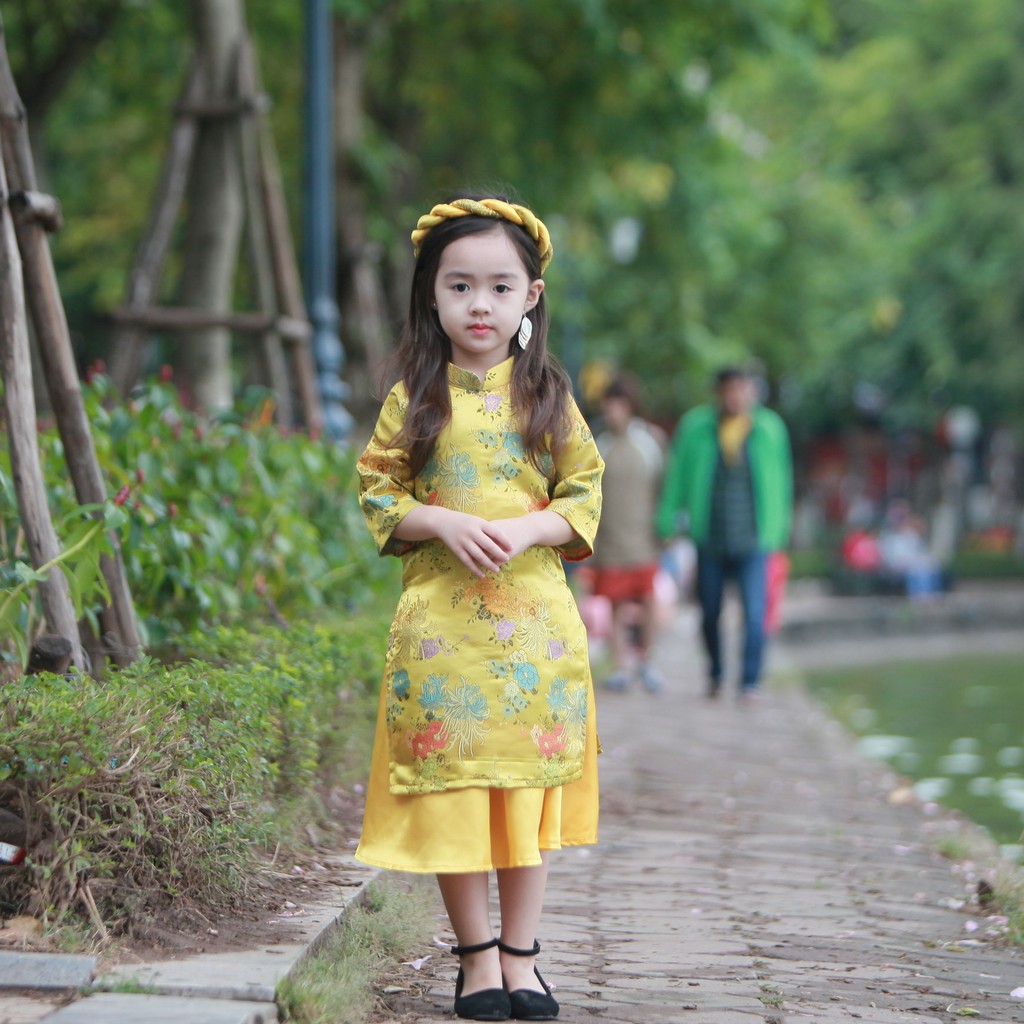Áo dài cách tân họa tiết hoa cúc vàng cho bé gái kèm mấn hàng gấm Thái