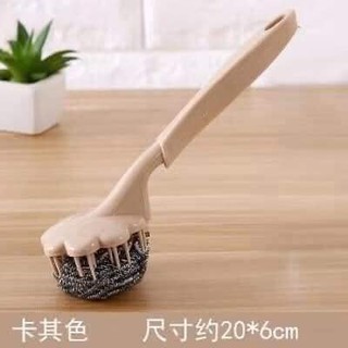 Cây cọ nồi inox có tay cầm.