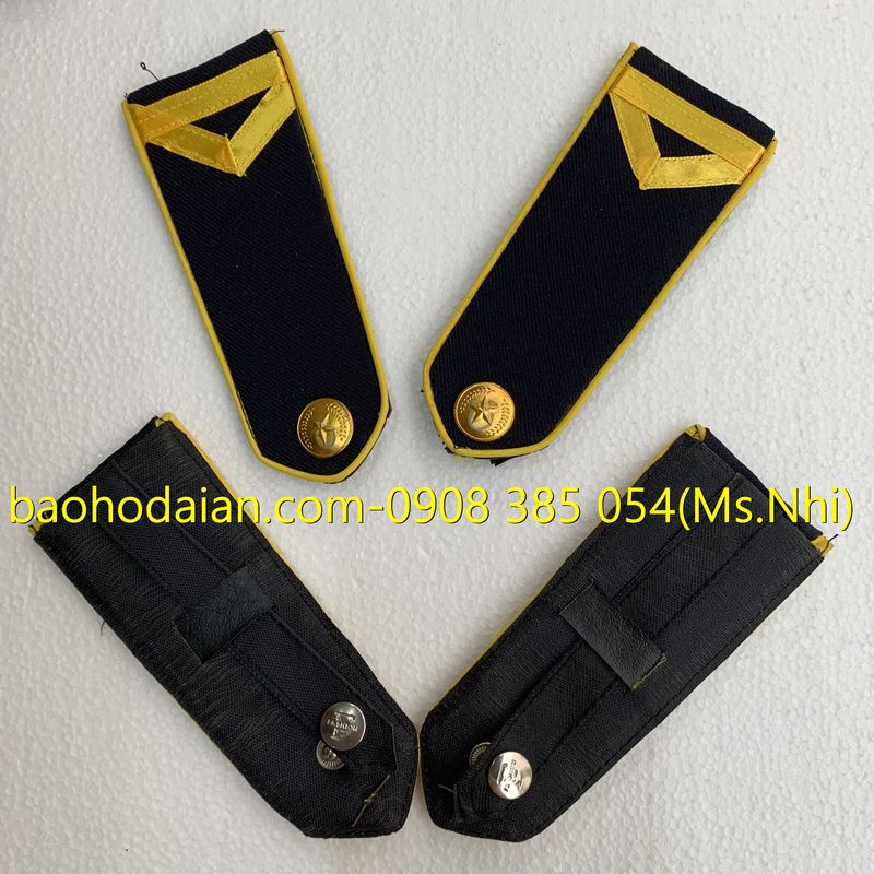 Cầu vai bảo vệ gạch ngang kèm gạch chữ V màu vàng, sao đồng cao cấp