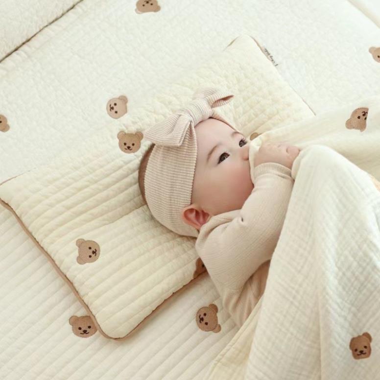 Hot hit Gối bông thêu hình gấu thoáng khí, có lót thông hơi