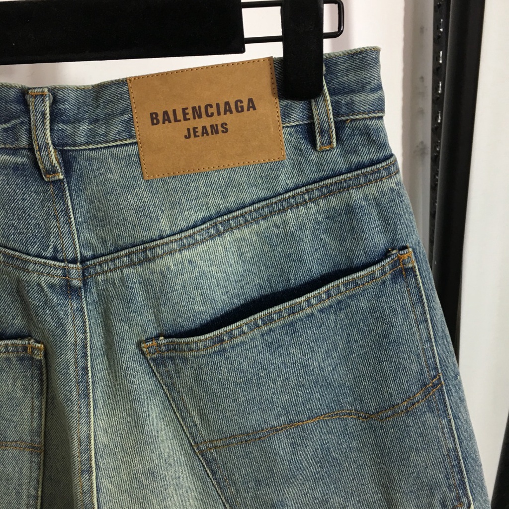 Quần jean nữ ống rộng Balenciaga BB cạp trễ sành điệu