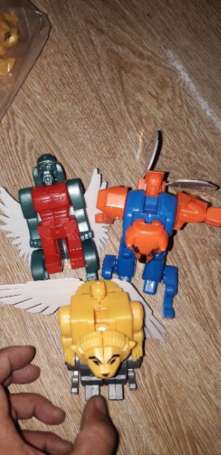 Một mô hình linh thú lắp ráp biến thành robot bằng nhựa