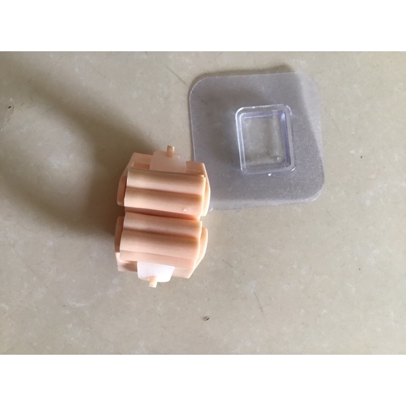 Kẹp chổi dán tường chắc chắn tiện dụng