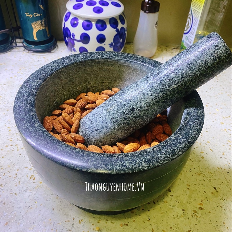 Cối đá tảng nguyên khối nặng trịch