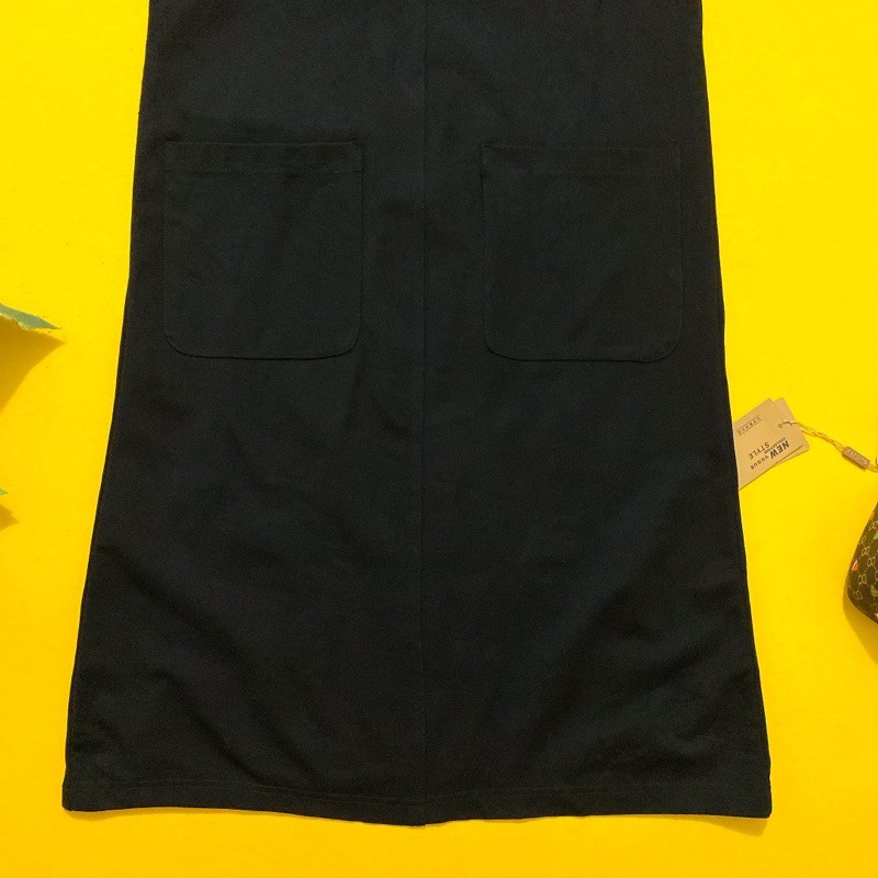Đầm yếm thun Umi cổ V đen dài 2 túi xẻ tà size L