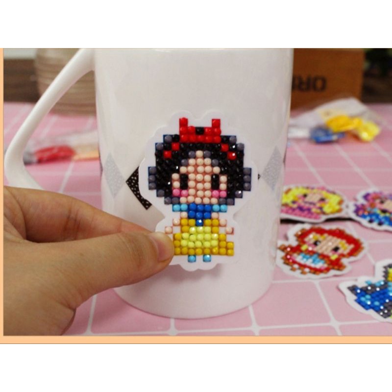 Hộp 4 tranh đính hạt đá chống nước, chia màu từng bịch hạt, có khay đựng hạt, mã MY-225401