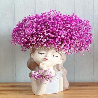 Bình hoa cô gái nhắm mắt