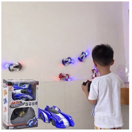 Xe điều khiển xoay leo tường phát đèn