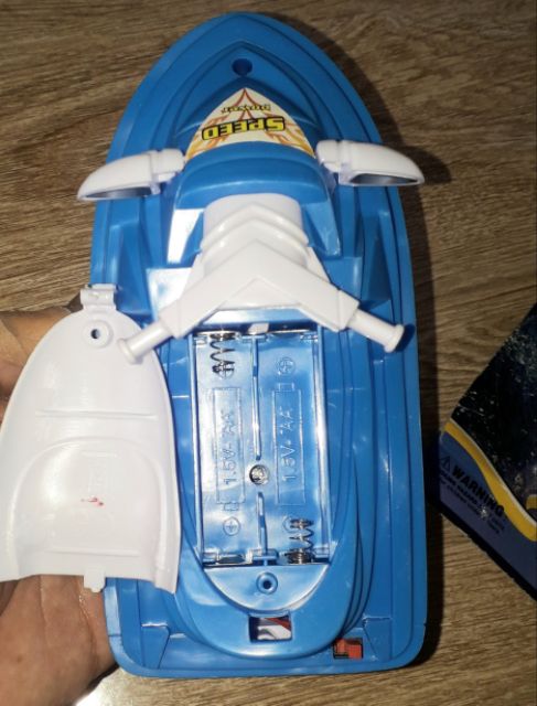 Mô hình 1 chiếc ca nô mô tô chạy dưới nước bằng nhựa tặng kèm pin