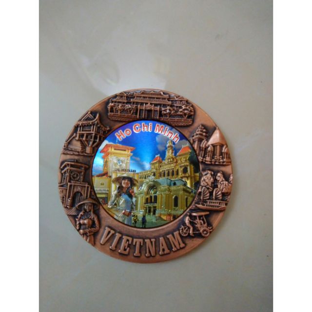 Đĩa tròn là magnet nam châm trang trí tủ lạnh, có đế trưng bày