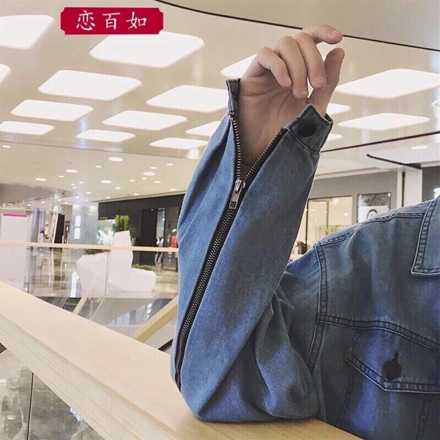 Áo khoác jean xanh form rộng dây kéo tay - áo in báo có túi chứa điện thoại cực chất