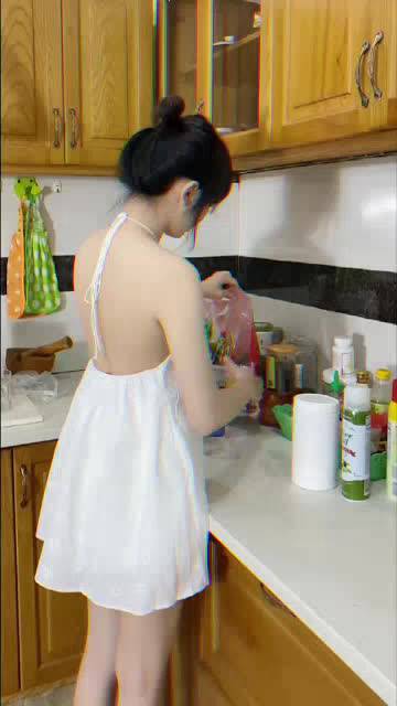 ÁO YẾM TRẮNG HỌA TIẾT HOA CÚC SAU LƯNG BO CHUN CHO NÀNG NĂNG ĐỘNG - KORA TOP | BigBuy360 - bigbuy360.vn