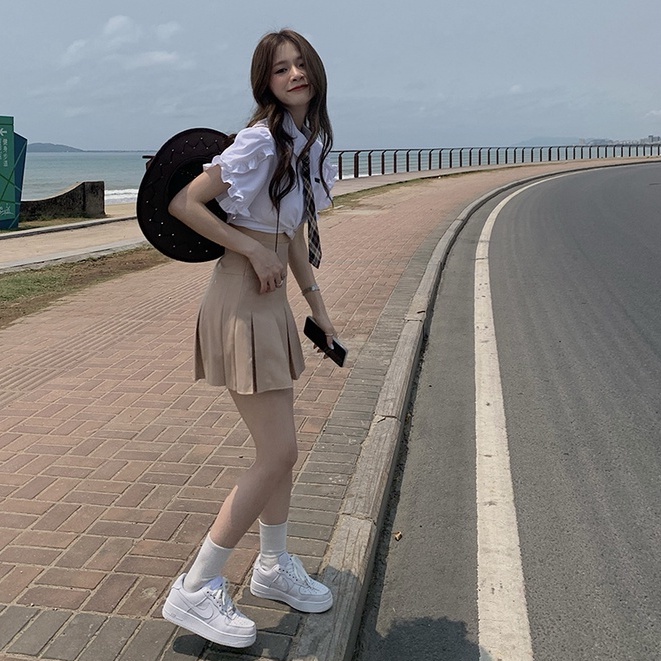 Áo sơ mi trắng croptop dáng ngắn tay bèo kèm cà vạt