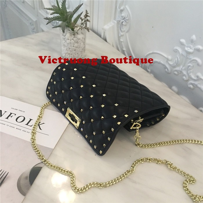 Ví cầm tay đính đinh tán