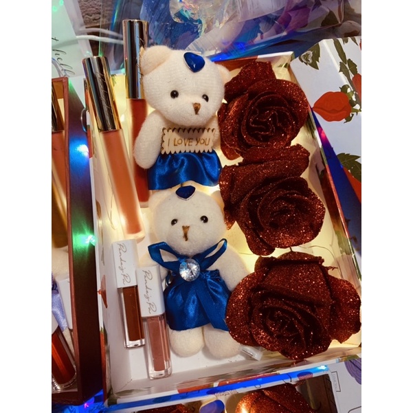 HỘP QUÀ TẶNG 20/10  SINH NHẬT LỄ KỶ NIỆM SANG TRỌNG CHO NGƯỜI YÊU COMBO GẤU BÔNG HOA HỒNG KIM TUYẾN LẤP LÁNH SON MÔI