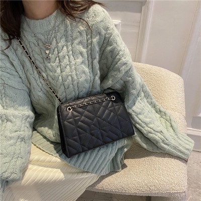 Túi xách nữ họa tiết quả trám dây đeo xích  ST26