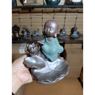 Tượng chú tiểu bên sen