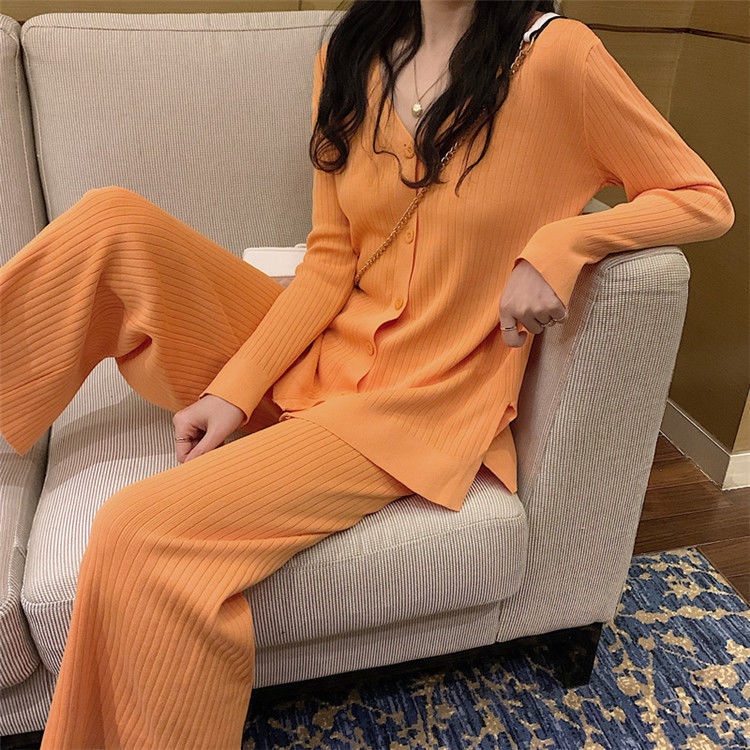 Bộ áo khoác cardigan dệt kim cổ chữ V + quần ống rộng phong cách xuân thu 2022 mới sành điệu dành cho bạn nữ