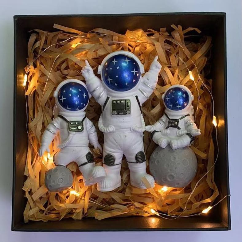 Mô hình trang trí hình phi hành gia dễ thương