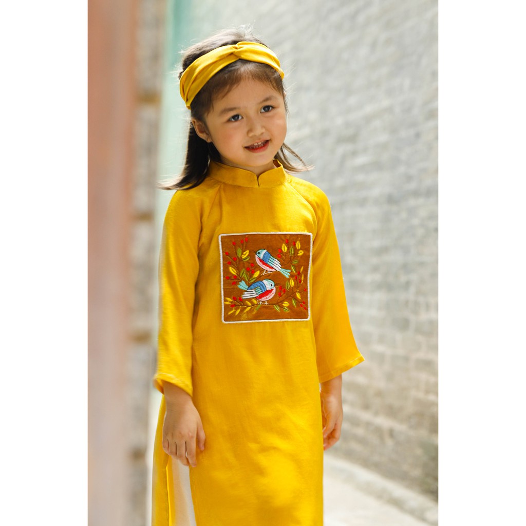 Set áo dài cho bé gái BYZU kiểu áo dài truyền thống thêu Họa Mi, chất liệu lụa màu vàng óng
