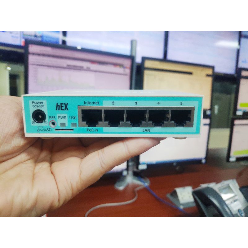Router Mikrotik RouterBoard 750Gr3 5-Port Gigabit Router w/ AC chuyên dụng cho quán cafe game tải 100 kết nối | BigBuy360 - bigbuy360.vn