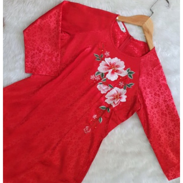 Áo dài gấm tơ thêu hoa