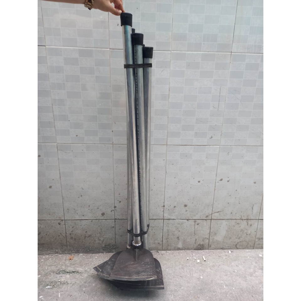 Cuốc đào đất làm vườn có cán dài 1,2 mét