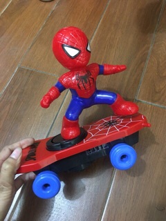 Đồ chơi siêu nhân nhện lướt ván 