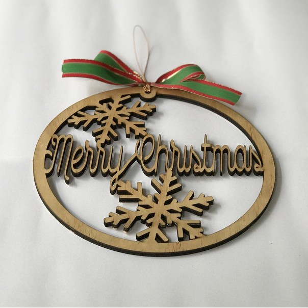 Phụ kiện trang trí Noel: Bảng treo cửa hình tròn khắc chữ Merry Christmas bằng gỗ, có gắn nơ xanh đỏ - Wooden Studio