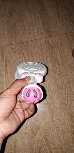 Chiếc lục lạc hình que kem bằng nhựa rất đep