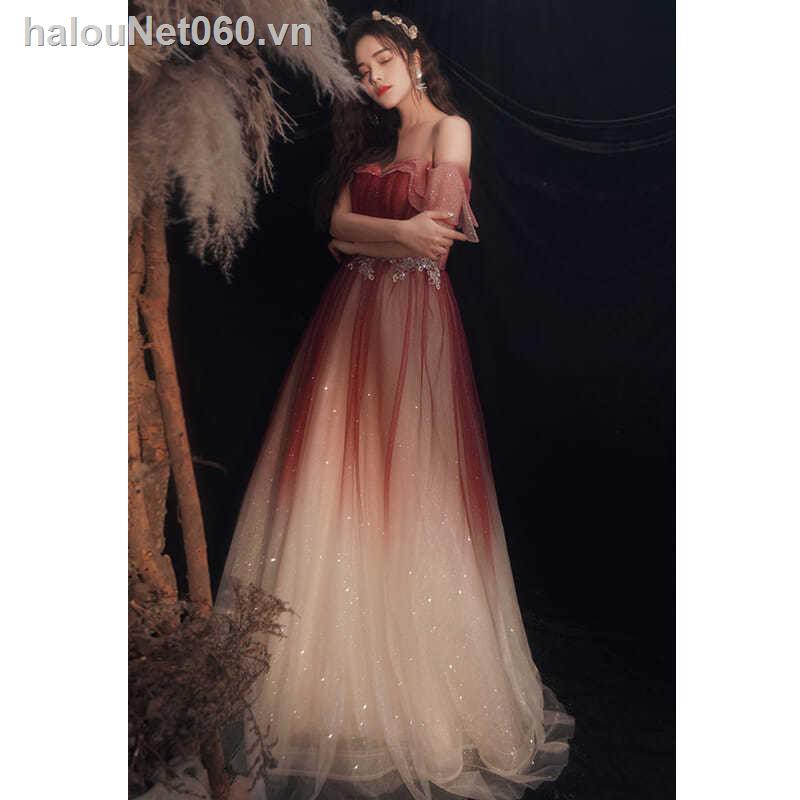 Đầm cô dâu màu đỏ rượu vang thiết kế thời trang 2020