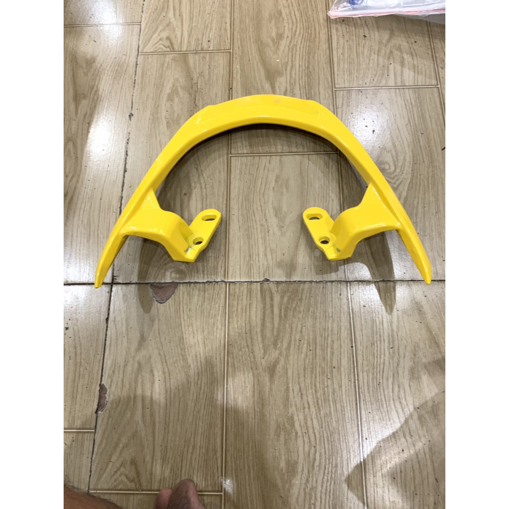 Cảng sau xe sirius kiểu mio màu vàng