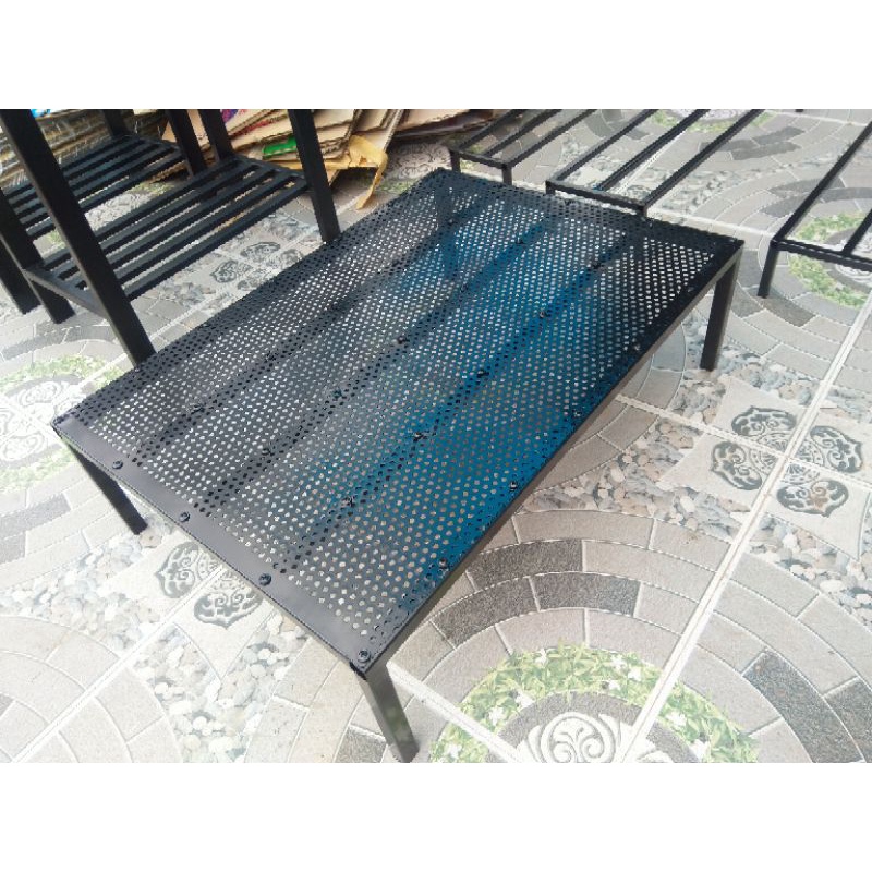 Kệ thép phủ tôn lỗ 70cmx50cm. Cao 20cm. 4 chân. 3 nan trong lòng. Hộp thép 2x2cm