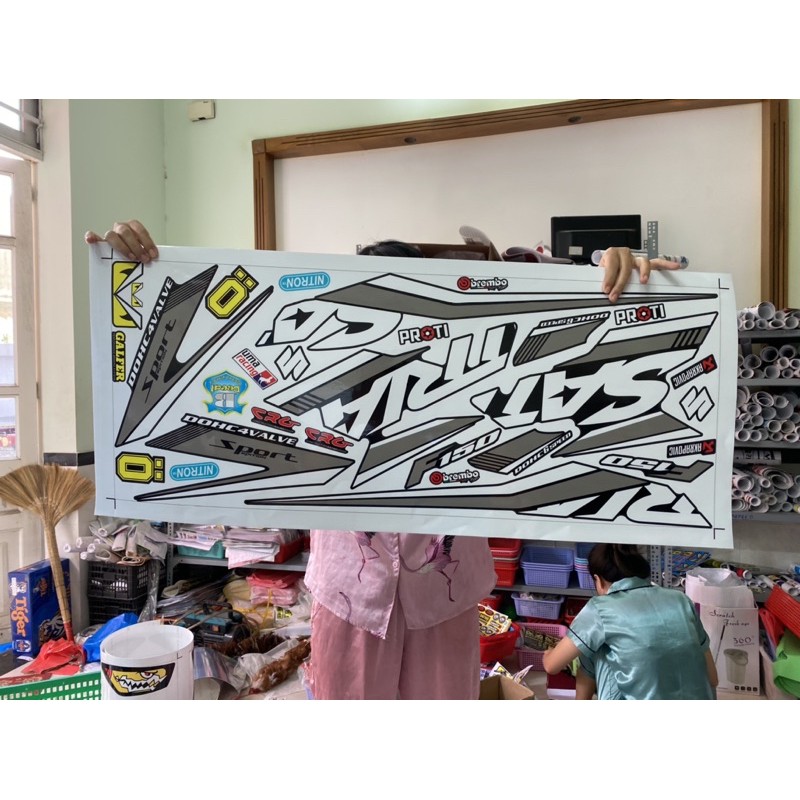 Tem chế Satria Fi xám đen