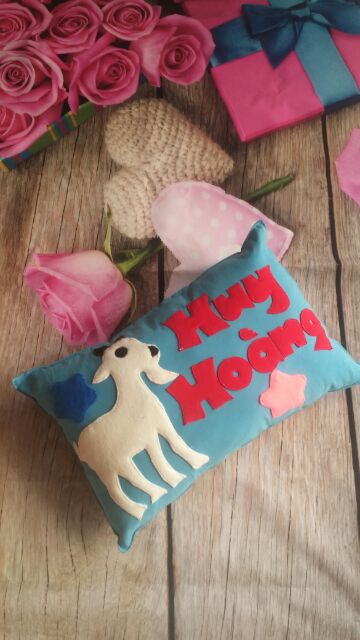 Gối thêu tên cho bé đi học cực yêu nha các mom
