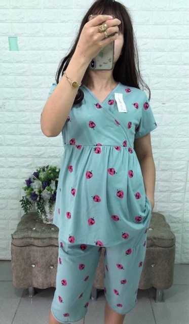 Bộ ngố bầu và cho con bú dâu tây