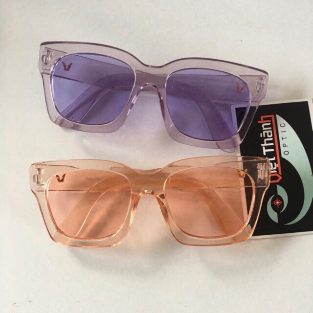 Kính trong suốt màu bản to .