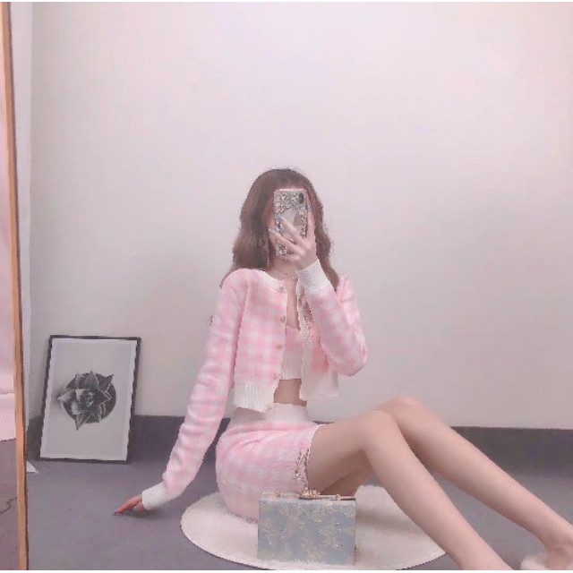 Set đồ len caro 3 món: Áo khoác cardigan dáng ngắn + chân váy body + áo croptop hai dây cổ chữ