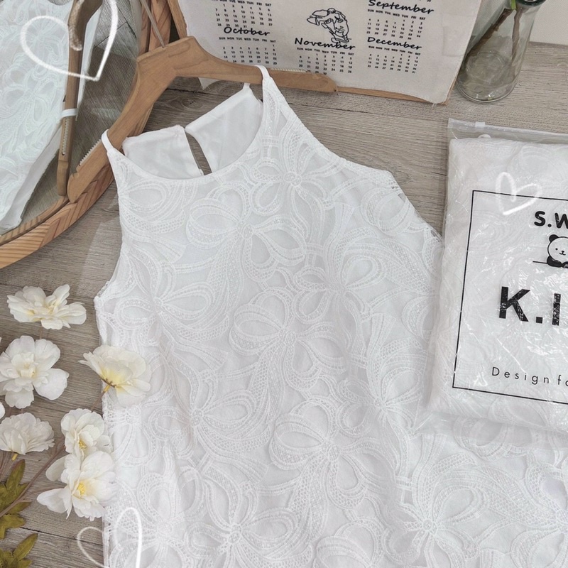 Đầm cổ yếm ren dài